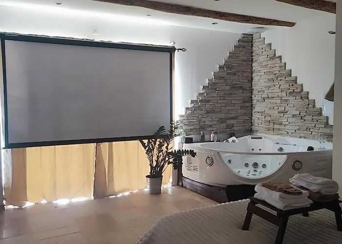 De Charme Et Son Jacuzzi En Pleine Nature Beaux